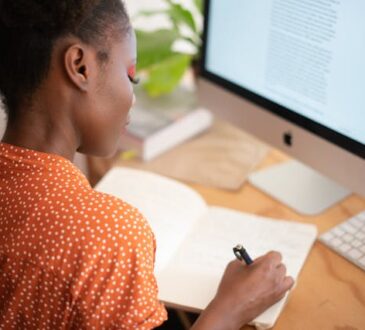 Descubre cómo funciona el mundo editorial, desde la edición de libros hasta la distribución en librerías. Aprende todo lo que necesitas saber para publicar tu obra.
