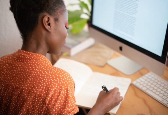 Descubre cómo funciona el mundo editorial, desde la edición de libros hasta la distribución en librerías. Aprende todo lo que necesitas saber para publicar tu obra.