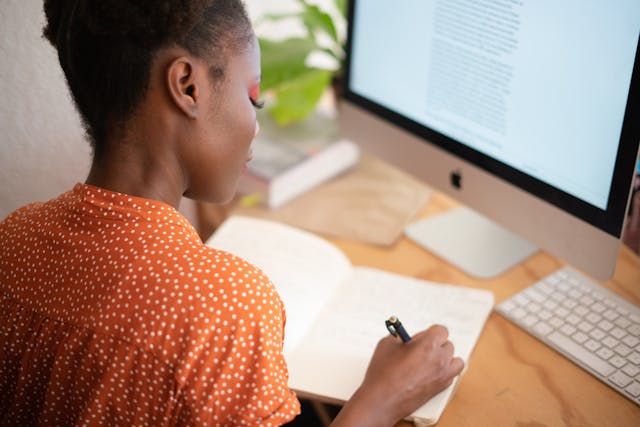 Descubre cómo funciona el mundo editorial, desde la edición de libros hasta la distribución en librerías. Aprende todo lo que necesitas saber para publicar tu obra.